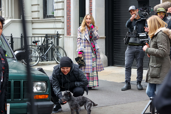 Sara Ramirez and Sarah Jessica Parker on the film set of 'And Just Like That'. Photo Getty Images/ Jason Howard/Bauer-Griffin/GC Images)