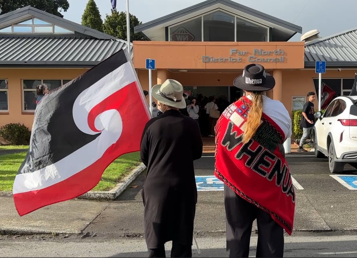 A crowd of about 100 people turned up at the Far North District Council to show support for its focus on improving consultation with Māori.
