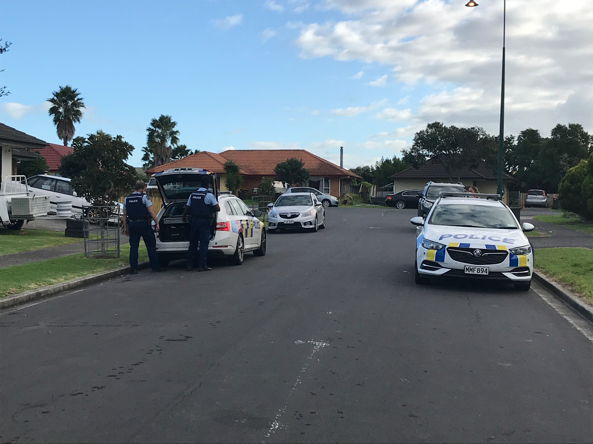 Police armed with assault rifles on Glen Osborne Terrace, Flat Bush, on May 25, 2022, a day after a spate of shootings at houses across Auckland. Photo / NZ Herald