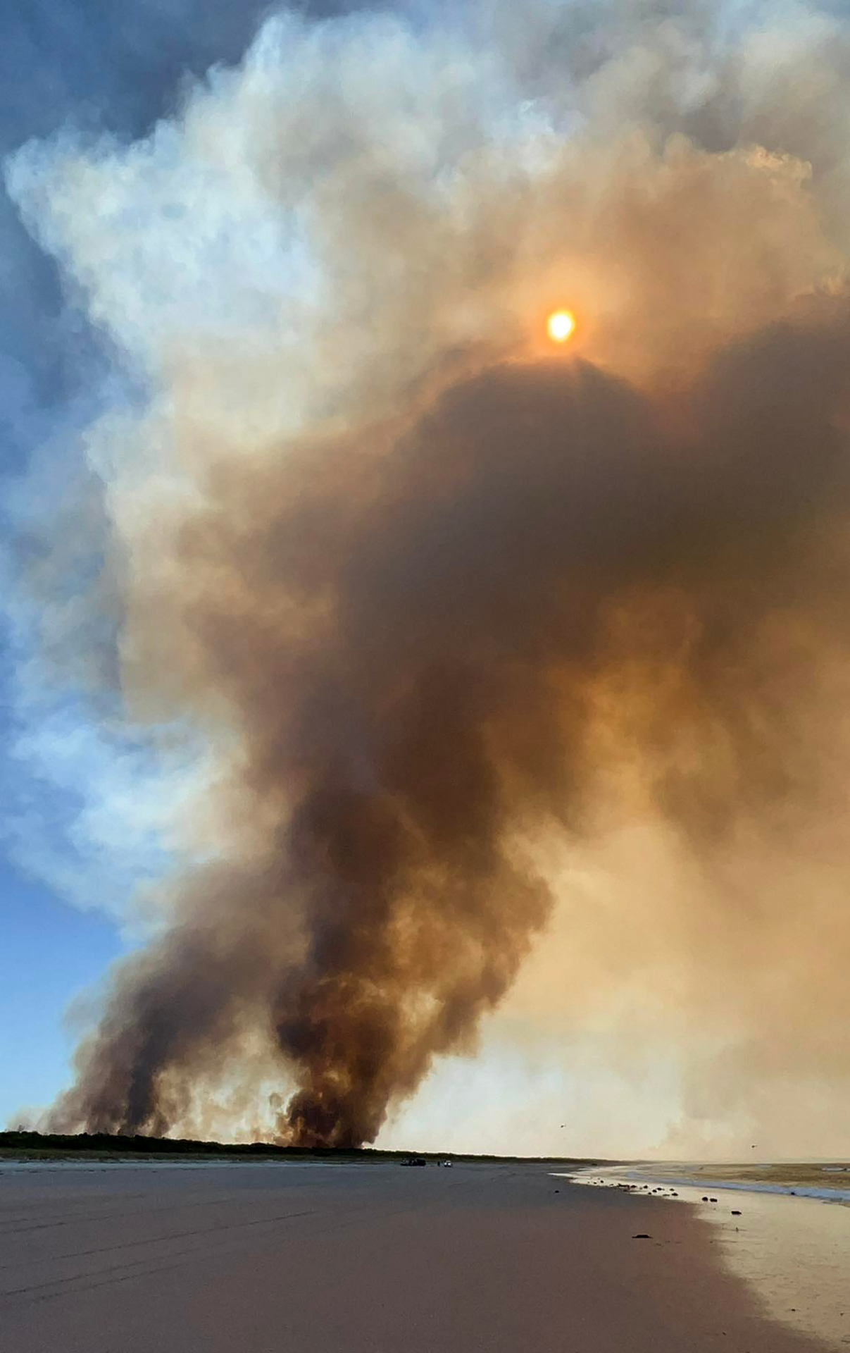 Smoke blots out the sun on day three of the Kaimaumau fire, as seen from East Beach. Photo / Lisa Everitt