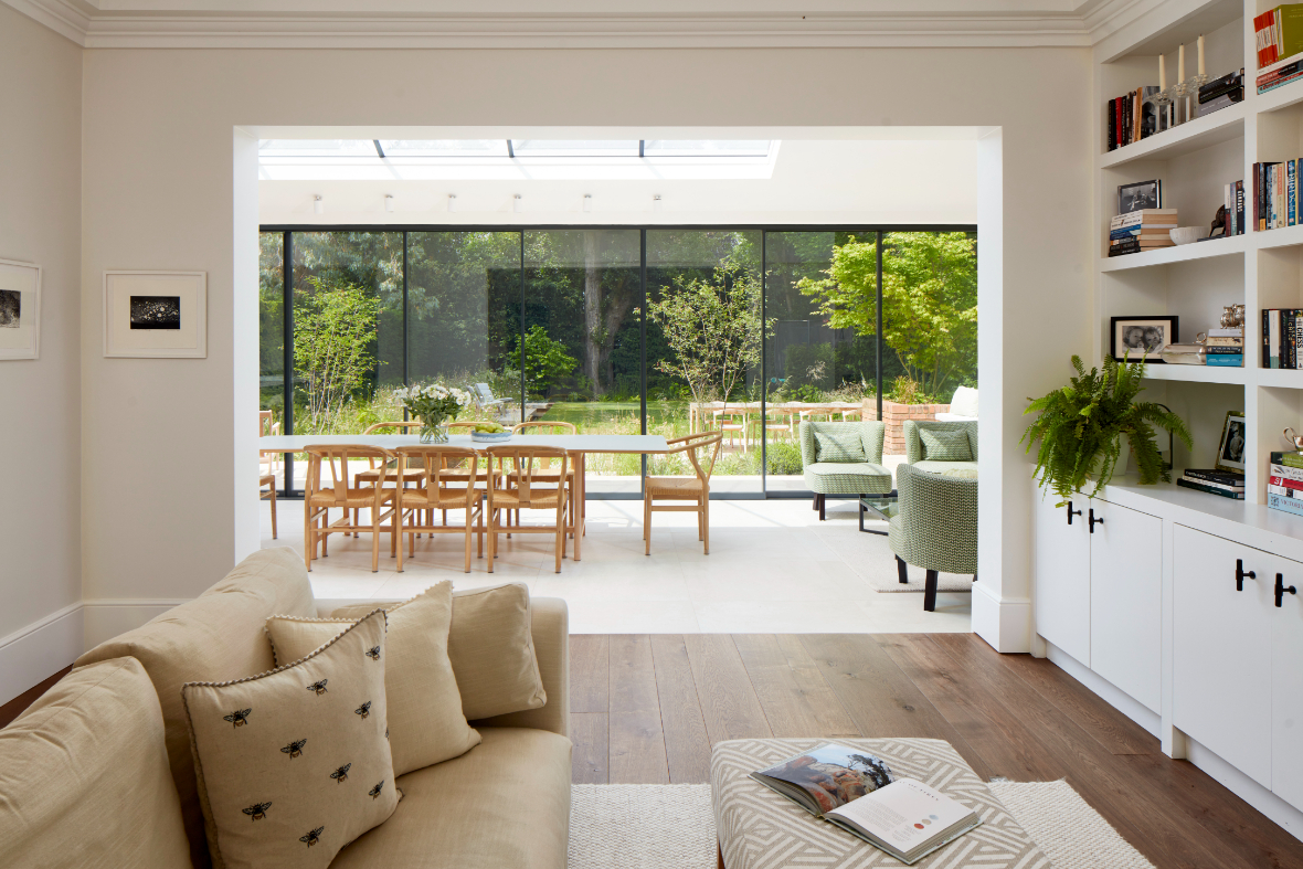 The architects preserved elements from a previous renovation, like underfloor heating and digital lighting.