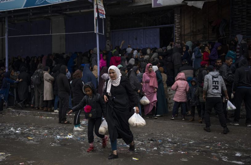Palestinian crowds struggle to buy bread from a bakery in Rafah. Photo / AP