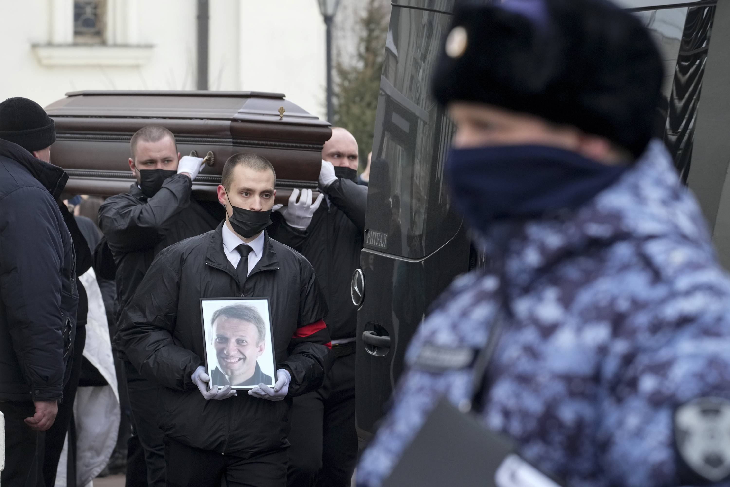 Workers carry the coffin and a portrait of Russian opposition leader Alexei Navalny in Moscow. Photo / AP