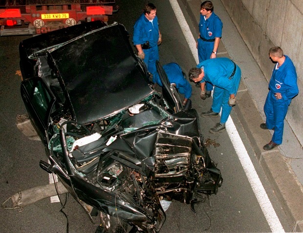 Police in the Pont d'Alma tunnel in Paris prepare to take away the damaged car in which Princess Diana and Dodi Fayed were travelling, 1997. Photo / AP