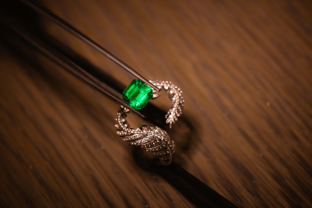 An emerald ring from the 160th commemorative collection. 