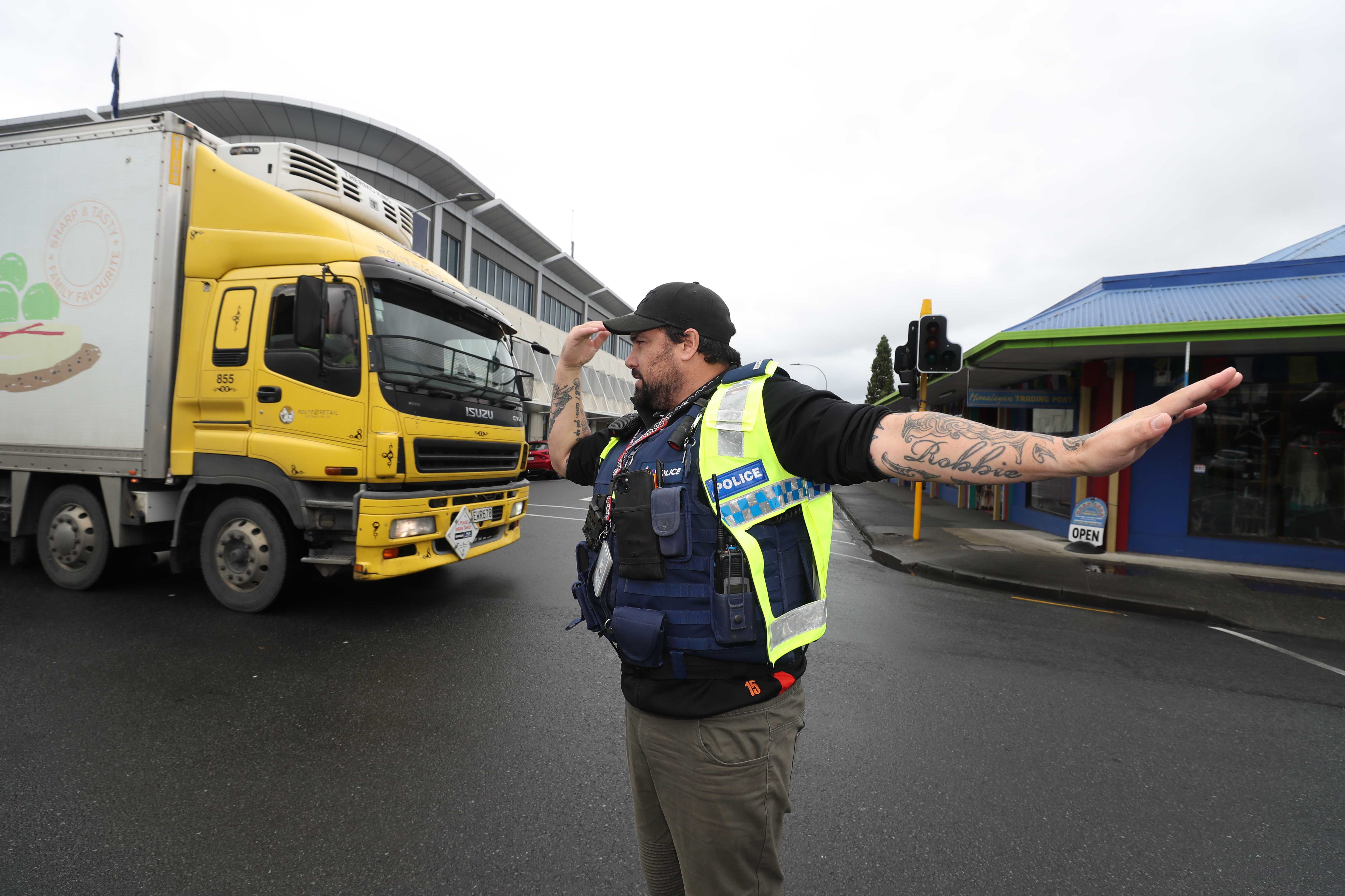 Detective Sergeant Dave Whitecliff-Davies controls traffic at key Whangārei intersection Walton St and Cameron St on June 20, during the region-wide power cut. Northland businesses now want Transpower to give compensation a green light. Photo / Mike Cunningham