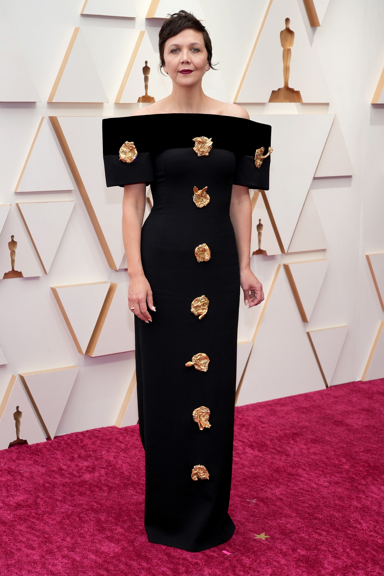Black and gold: Maggie Gyllenhaal attends the Oscars. Photo / Getty Images