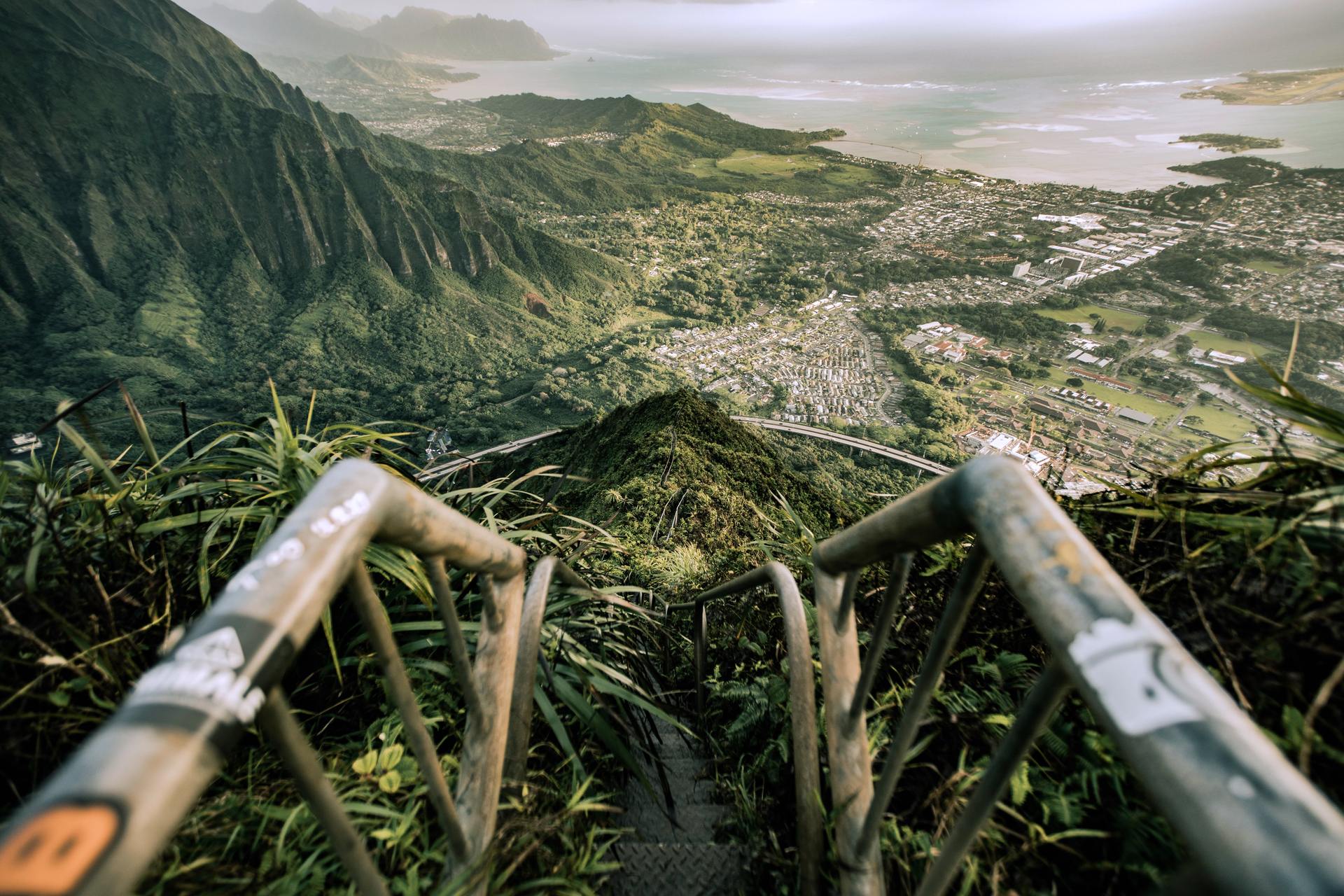 How to Climb the Stairway to Heaven / Haiku Stairs, Hawaii