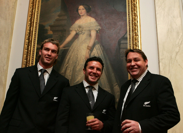 All Blacks Jason Eaton (L) Aaron Mauger (C) and then-forwards coach Steve Hansen at Buckingham Palace in 2005. Photo / Getty Images