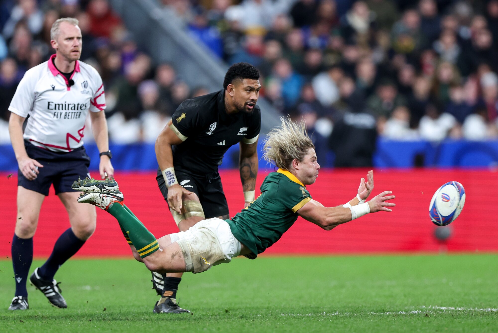 Faf de Klerk, of South Africa, gets the ball away as All Blacks loosie Ardie Savea chases during the 2023 Rugby World Cup final. Photo / SmartFrame