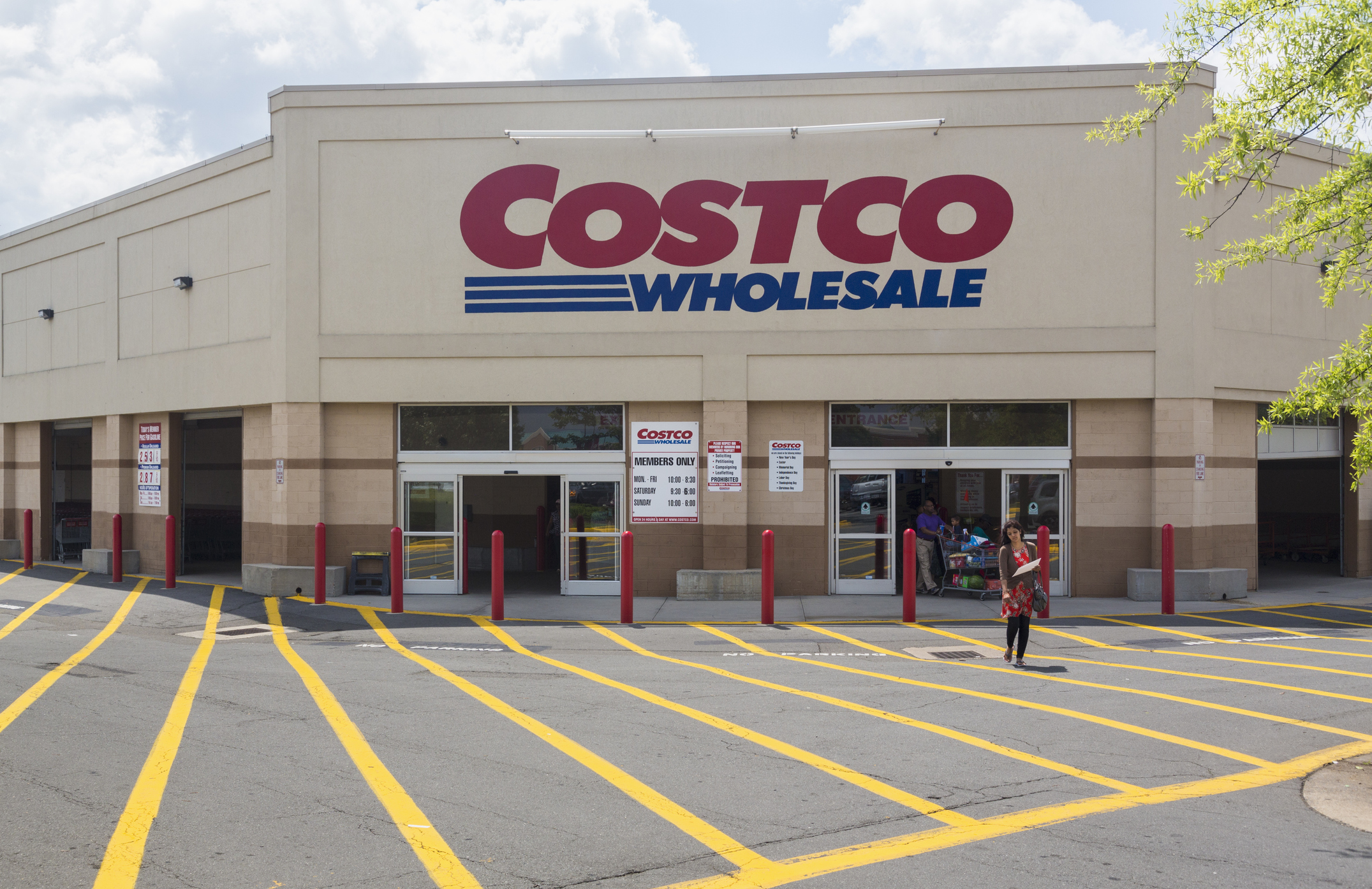 A Costco superstore in Manassas, Virginia. Two-thirds of Americans say groceries are unaffordable (66%) in the Post-Ipsos poll, up from 45% before the Iran war began in February. Photo / Getty Images