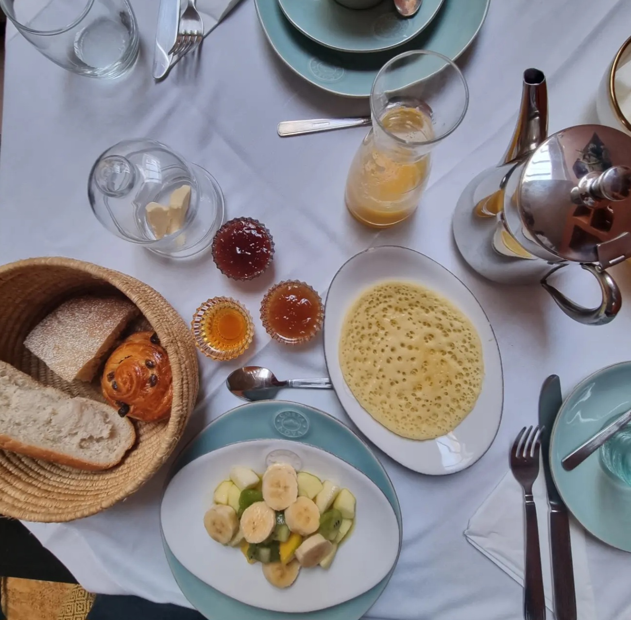 Lauraine Jacobs recalls the splendid breakfasts in Moroccan riads featuring the best orange juice, fresh bread, eggs, jams, fruit, yoghurt, and coffee.
