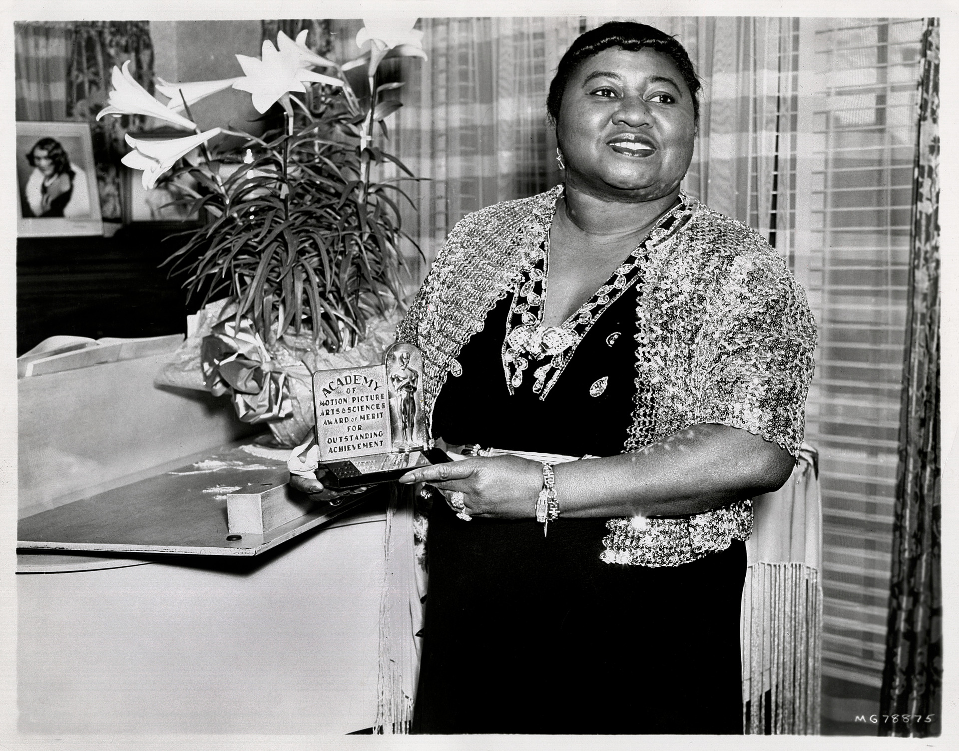 Hattie McDaniel, seen here holding her Academy Award for her role as Mammy in Gone With the Wind in 1940, was forced to sit at a segregated table at the ceremony. Photo/Getty Images