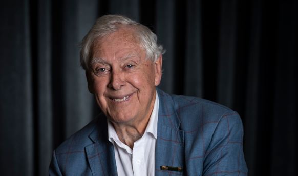 Former mayor of Waitakere City and ex-Labour Party president Sir Bob Harvey wrote a letter in support of Wallace. 