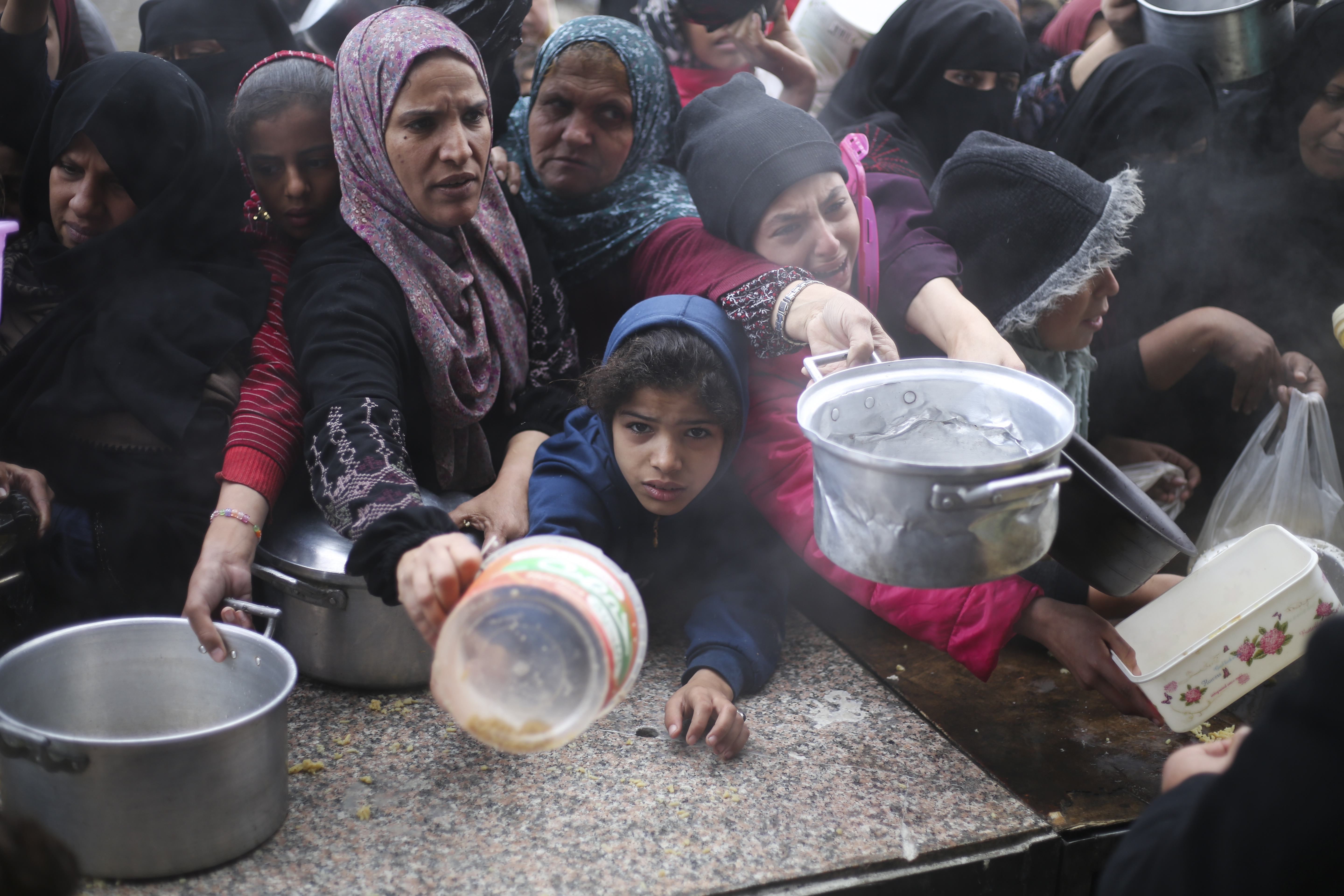 Palestinians line up for free food distribution during the ongoing Israeli air and ground offensive in Khan Younis, Gaza Strip. Photo /AP