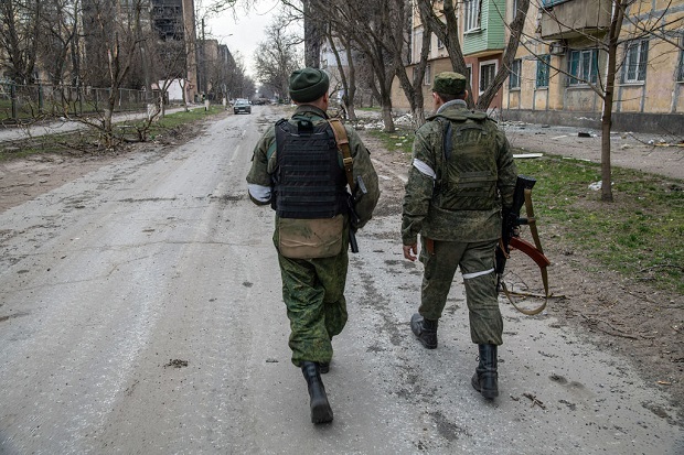 Donetsk People's Republic (DPR) soldiers walk towards the active frontline in Mariupol. Photo / Getty Images