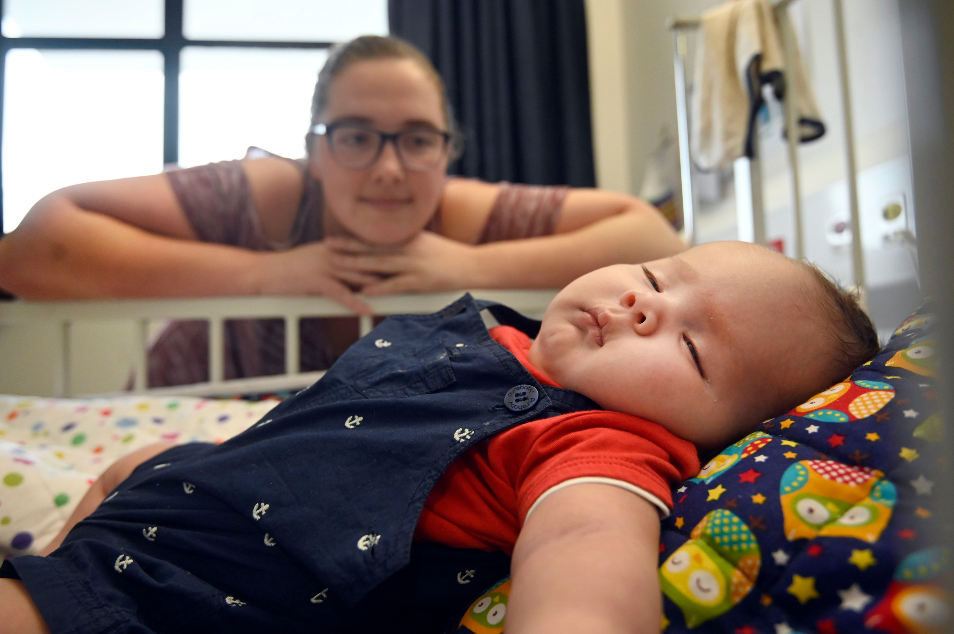 Daxton Roman with his mum Eden Anderton at Tauranga Hospital. Photo / George Novak