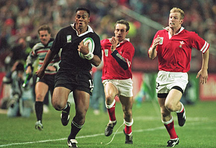 New Zealand's Jonah Lomu breaks free of the Welsh defence during the 1995 Rugby World Cup. Photo / Getty Images