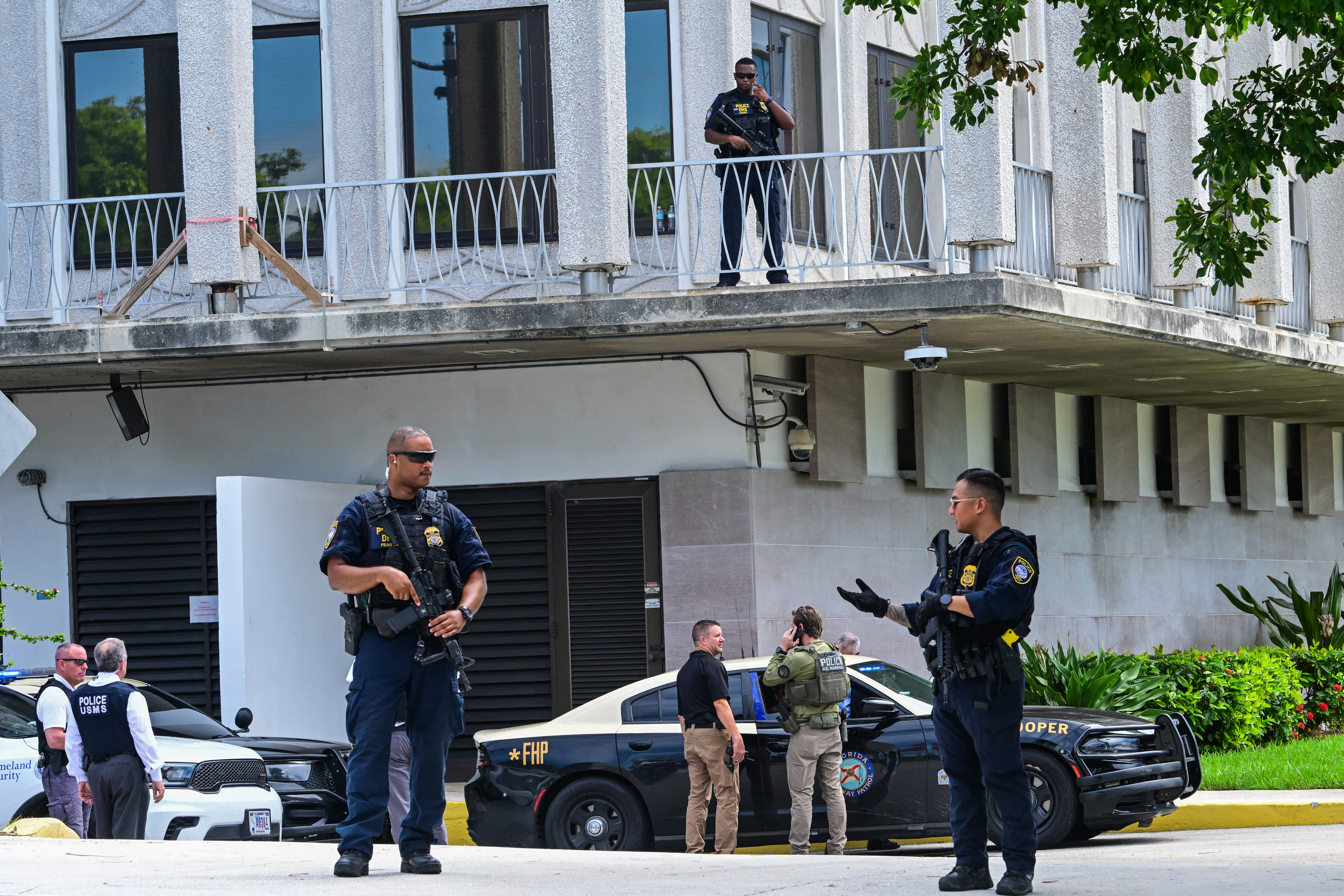 Department of Homeland Security police officers and other law enforcement officials stand watch outside the Paul G. Rogers Federal Building and US Courthouse during a hearing on the detention of Ryan Wesley Routh, suspected of the attempted assassination of former US president Donald Trump. Photo / AFP