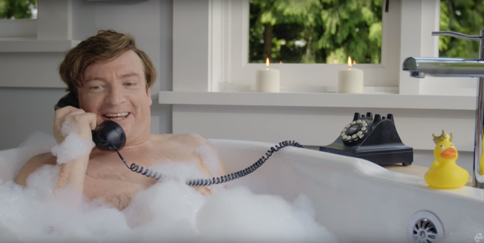 Kiwi comedian and actor Rhys Darby appeared with Anna Faris in an Air New Zealand inflight safety video in 2016.