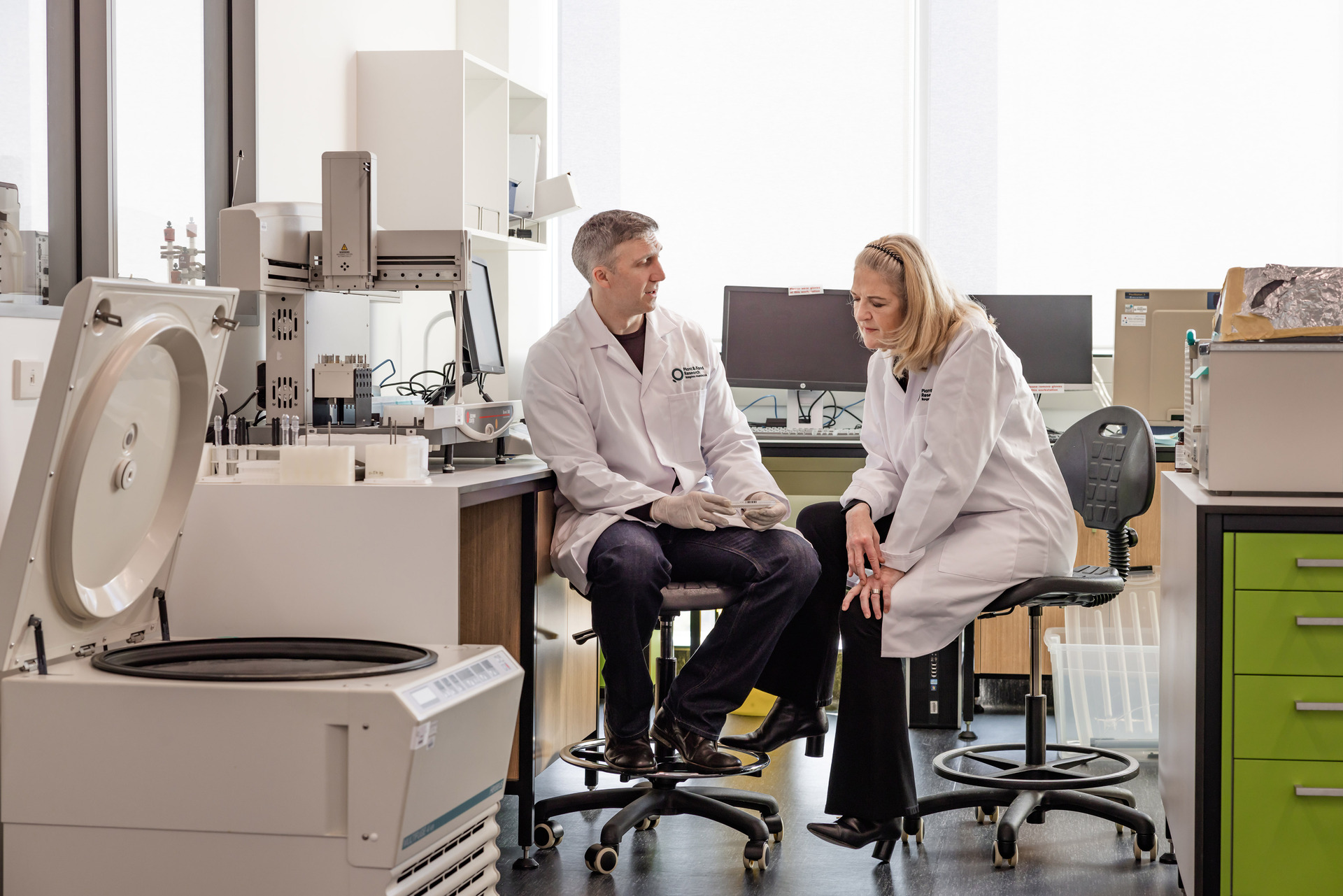 Dr Edward Walker of Plant & Food with Calocurb CEO Sarah Kennedy in 2022 (the Government recently rolled Plant & Food and several other CRIs into the new Bioeconomy Science Institute). 