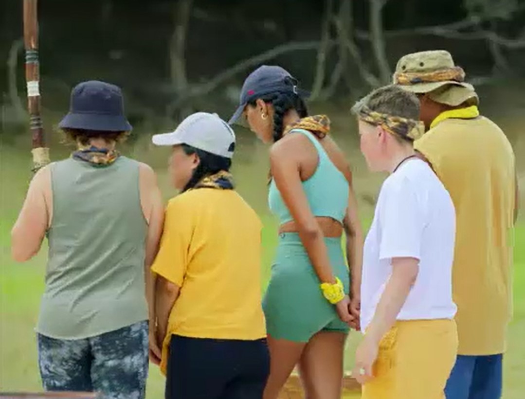 Perlina Lau slips a note to Susan Devoy. Photo / TVNZ