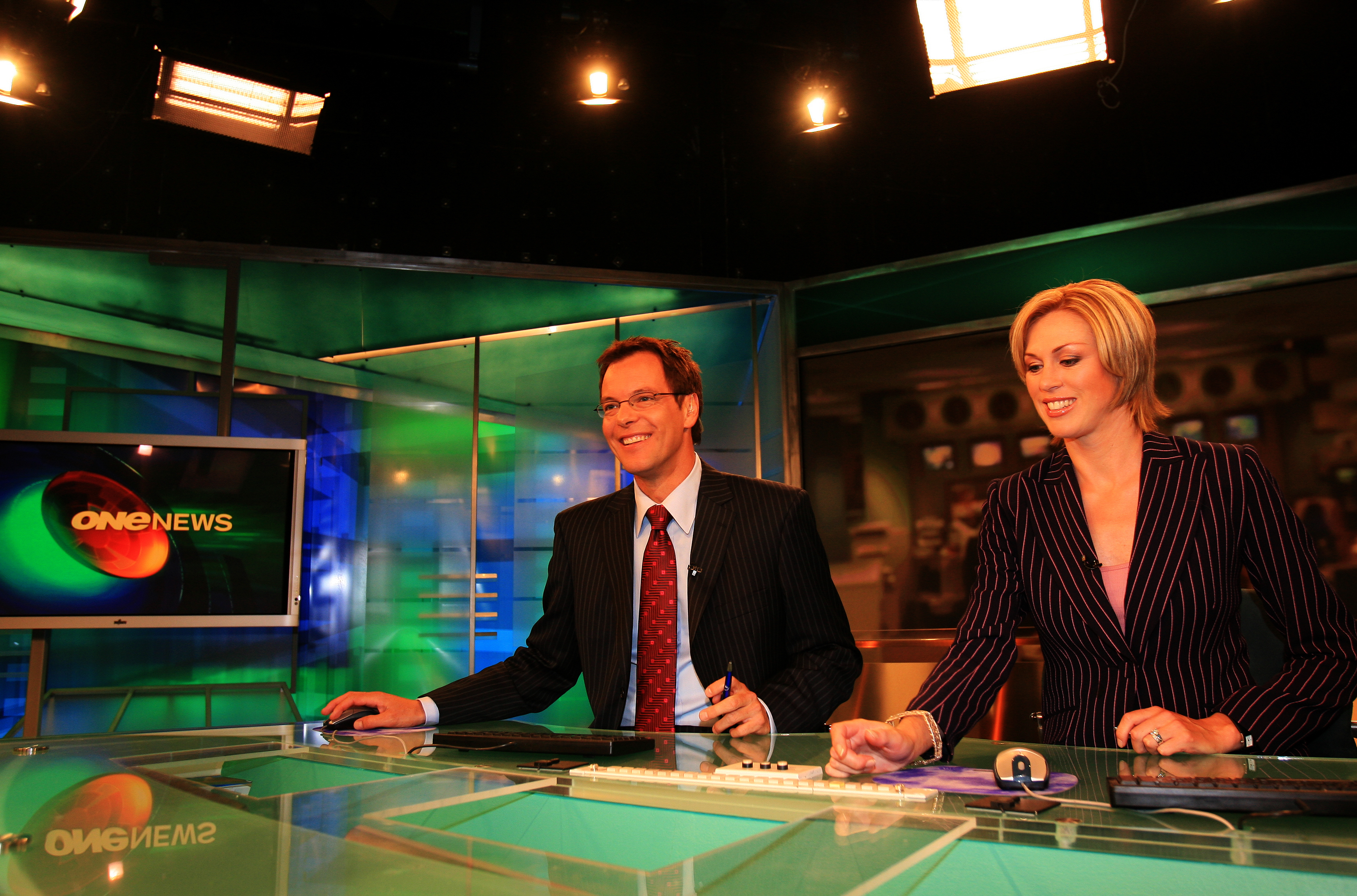Newsreaders Simon Dallow (left) and Wendy Petrie pictured in early 2006 preparing themselves for their first night together presenting TVNZ's 6pm news. Photo / Martin Sykes