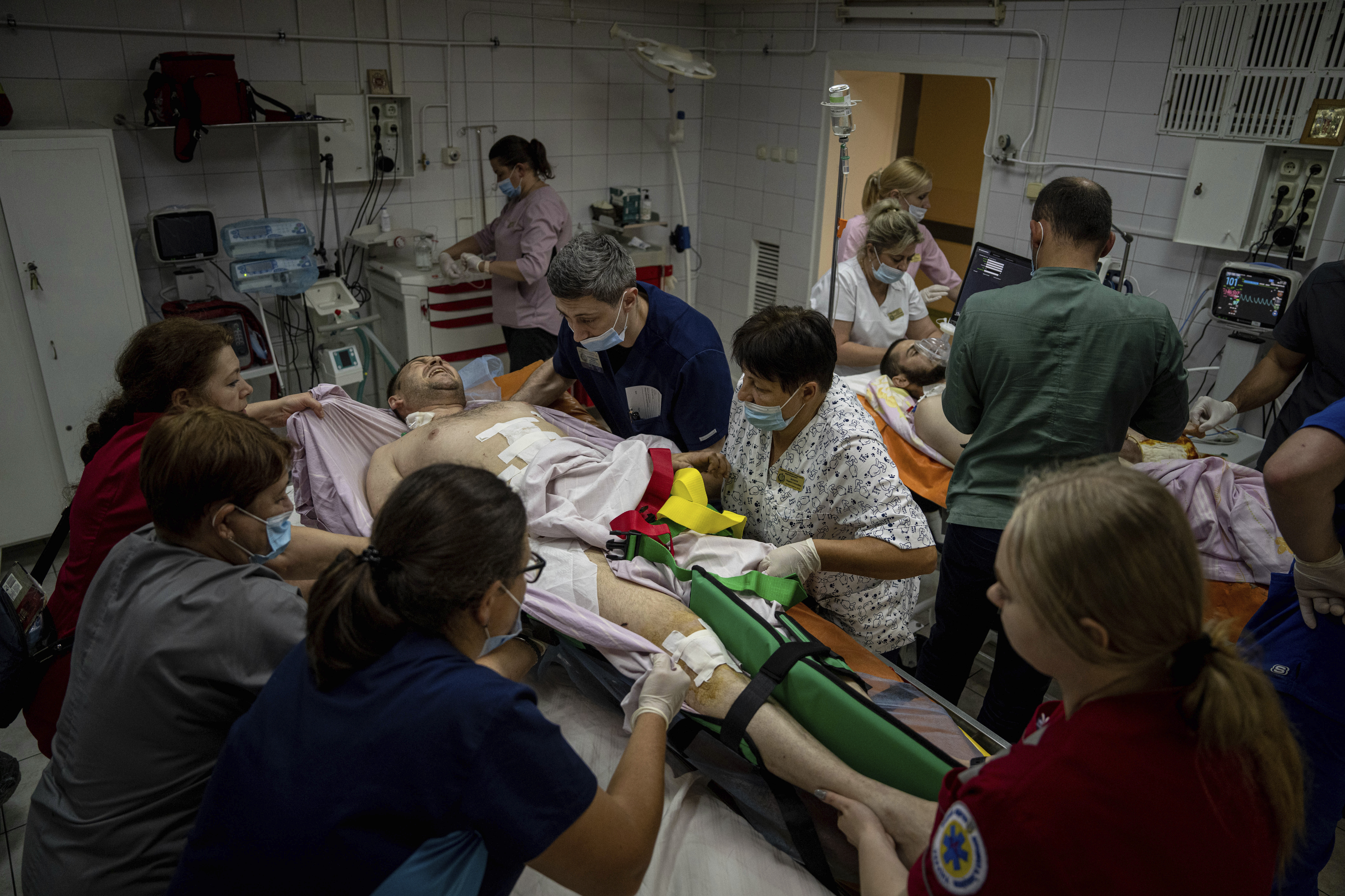 Medical staff move a seriously wounded Ukrainian serviceman at the ICU department of Mechnikov Hospital in Dnipro, Ukraine. Photo / AP