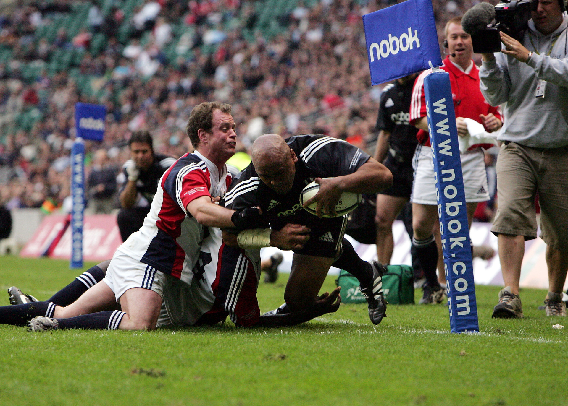 Jonah Lomu dives in the corner for a try during his comeback match for the Jonah Lomu XV vs Martin Johnson's XV. Photosport