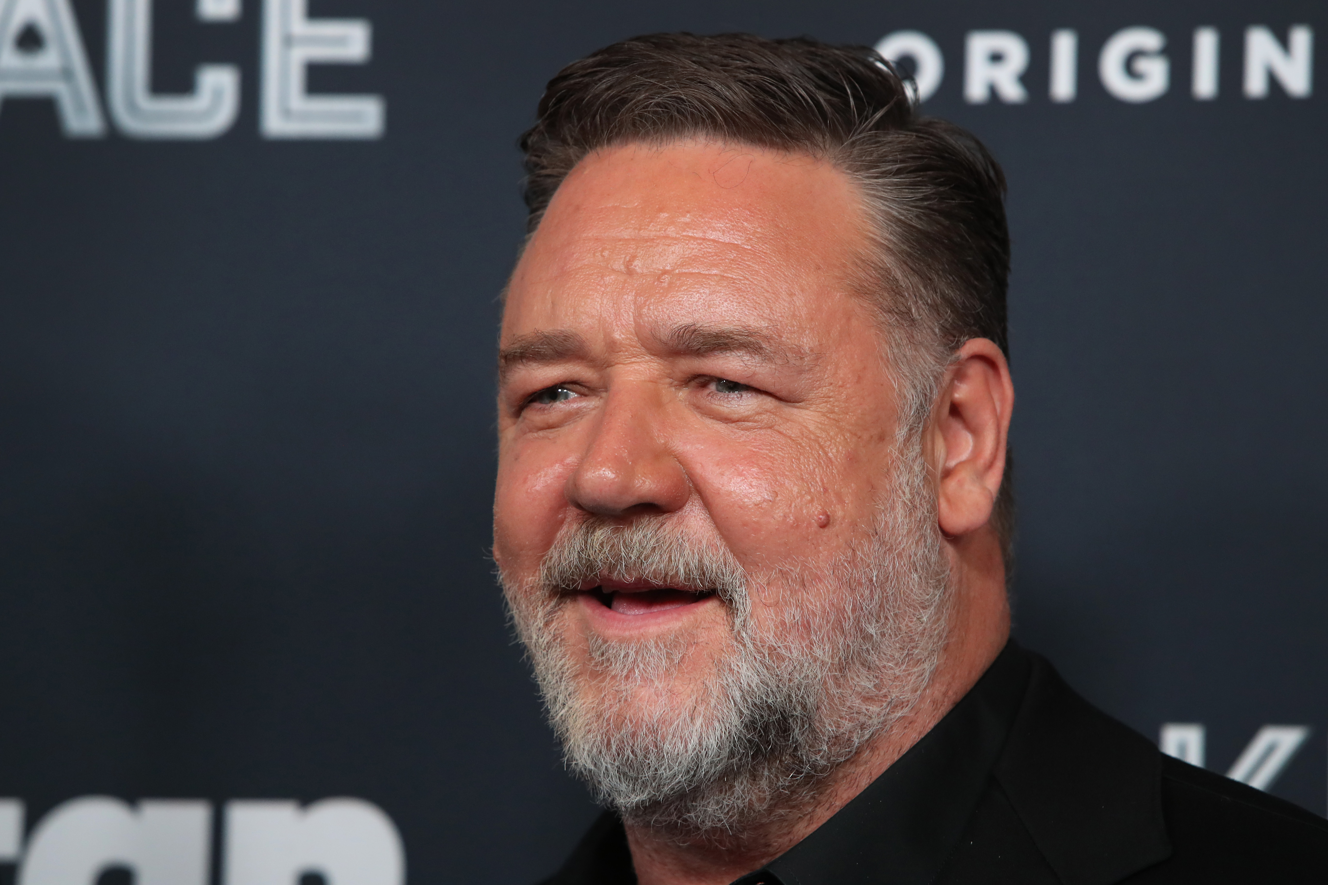 Russell Crowe Makes Red Carpet Debut With Britney Theriot: Photos