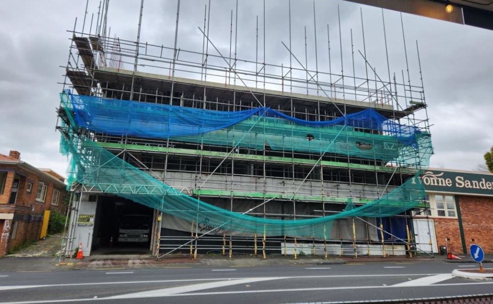 A half-finished apartment building in Auckland's Epsom has been left derelict for the past five years. Photo / RNZ 