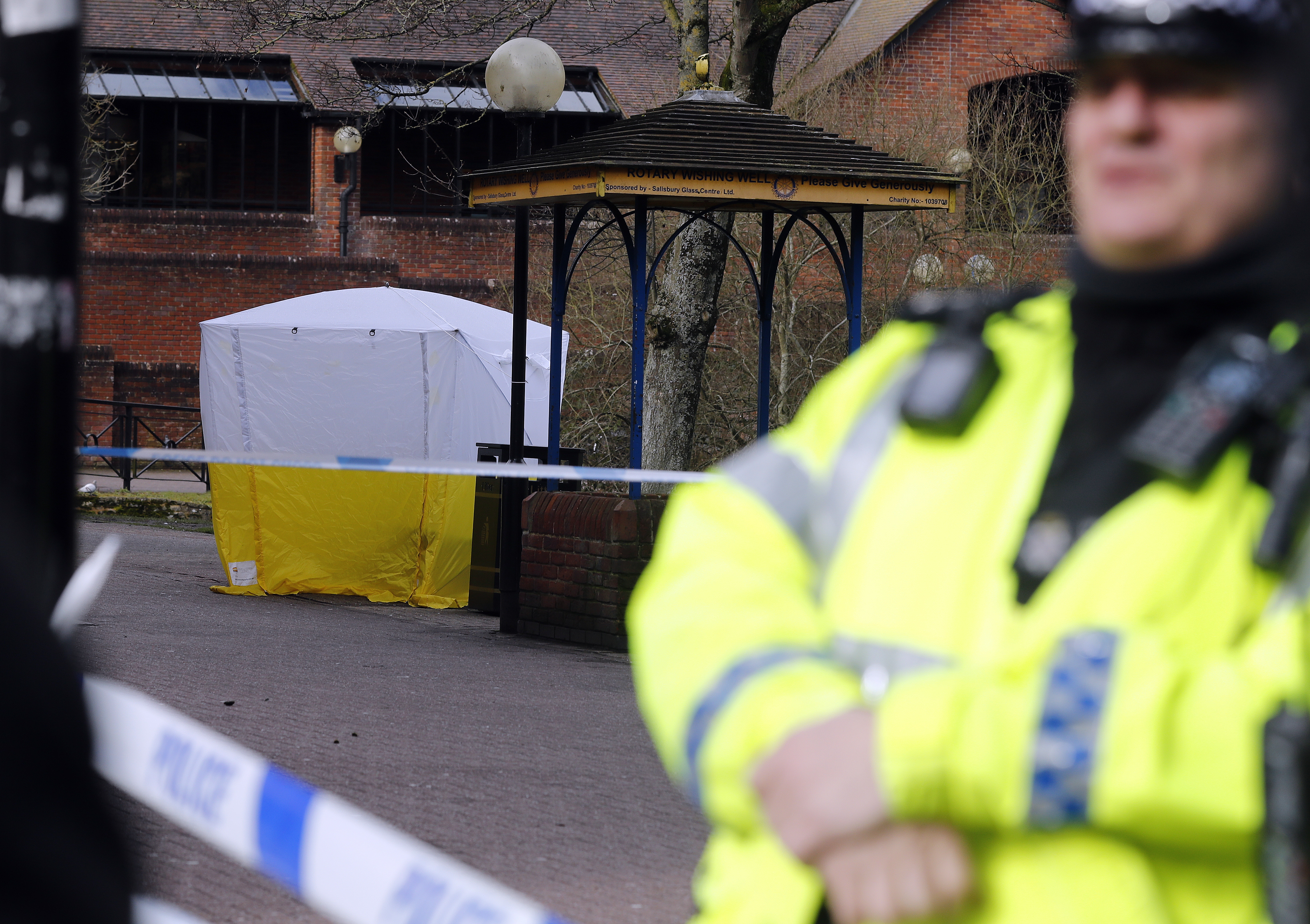 A police officer secures the area as a police tent covers the the spot in Salisbury, England, where former Russian double agent Sergei Skripal and his daughter were found. Photo / AP
