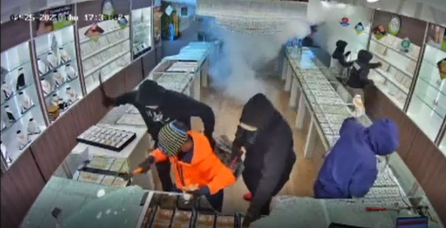 Machete and hammer-weilding assailants stole $1 million worth of jewels and gold during a smash and grab at a Manurewa jewellery store.