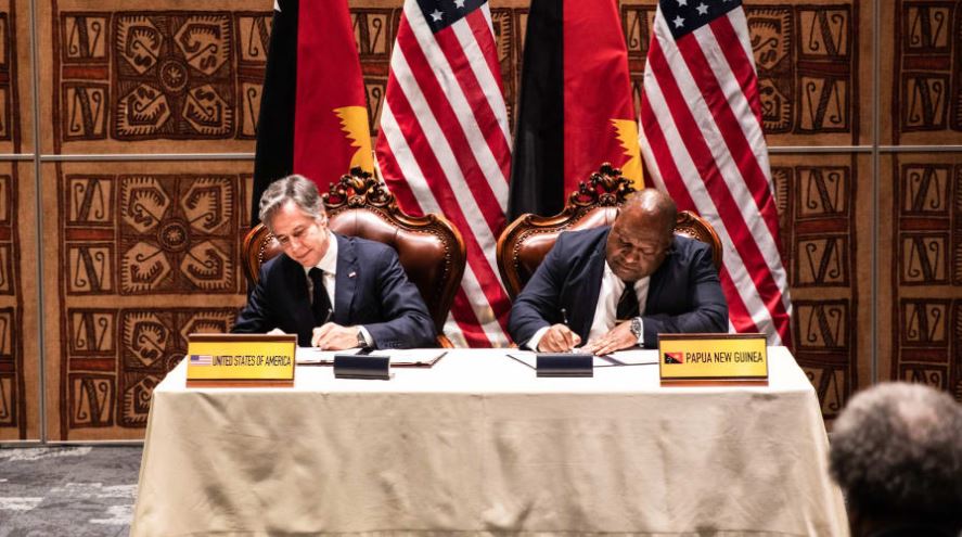 US Secretary of State Antony Blinken (left) and Papua New Guinea’s Defence Minister Win Bakri Daki signing the pact. Photo / RNZ