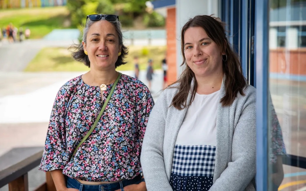 Laura Richards and Breannah Smith, who both have kids eating the free lunches at Arakura School. Photo / Angus Dreaver, RNZ