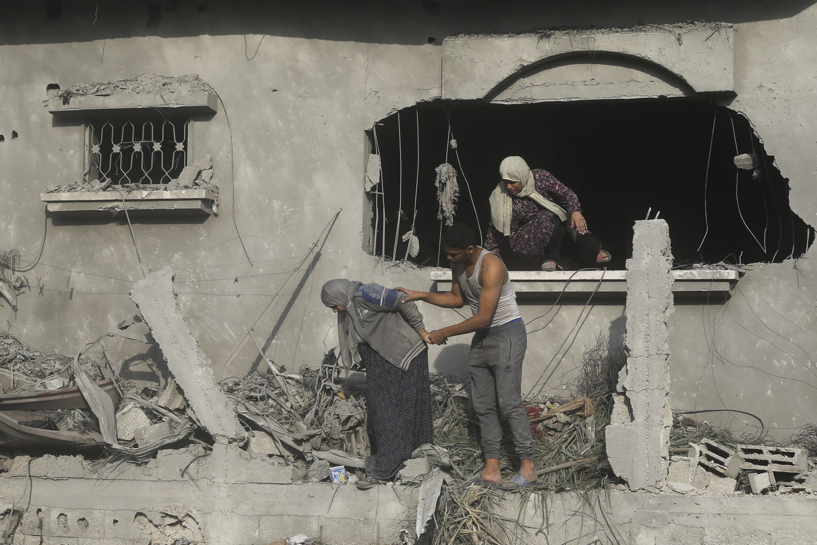 Palestinians evacuate a building damaged in the Israeli bombardment of the Gaza Strip in Rafah. Photo / AP