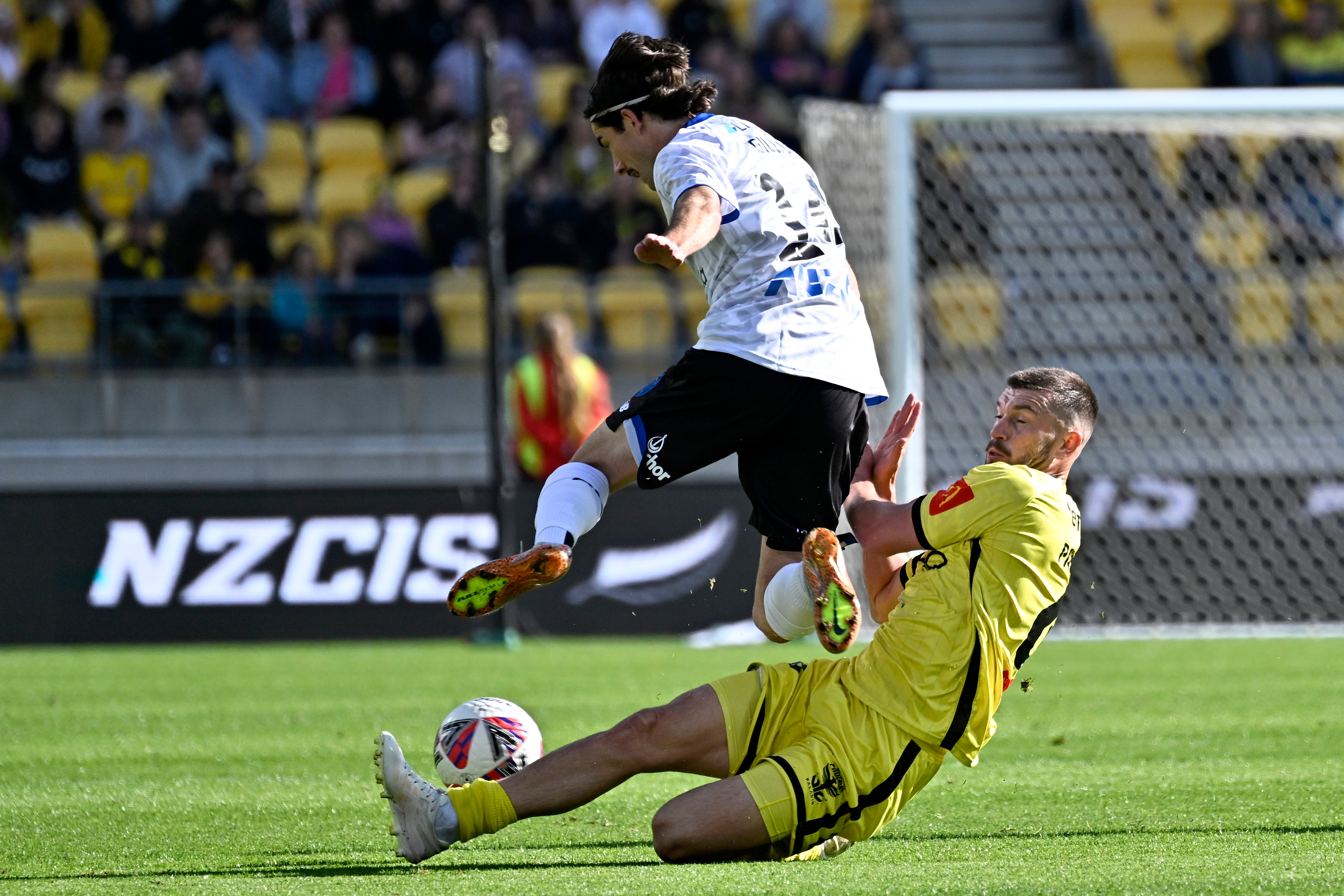 Liam Gillion and Tim Payne compete for the ball. Photo / Photosport