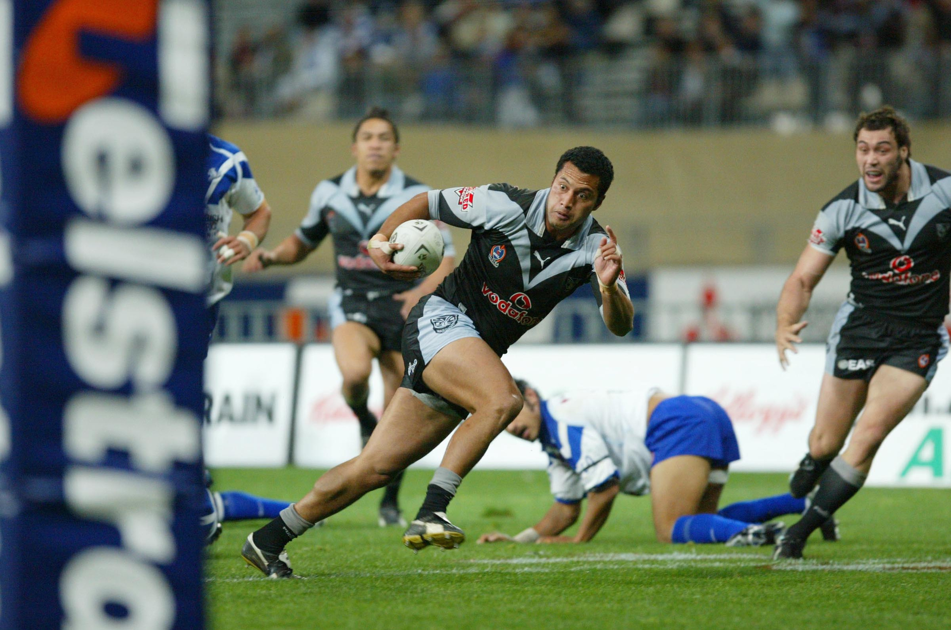 Francis Meli breaks free to score one of five tries against the Bulldogs in the 2003 qualifying finals. Photo / Photosport