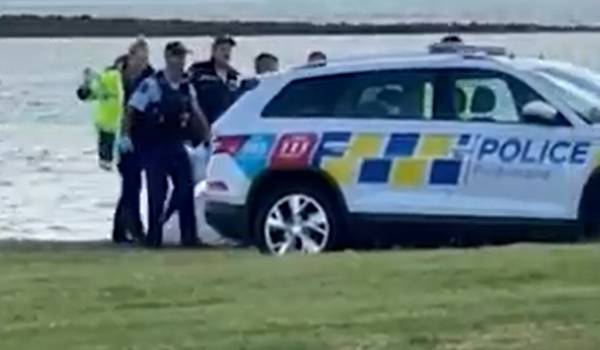 Police carrying the body to the hearse at Gulf Harbour. Photo / Kylan Kukard