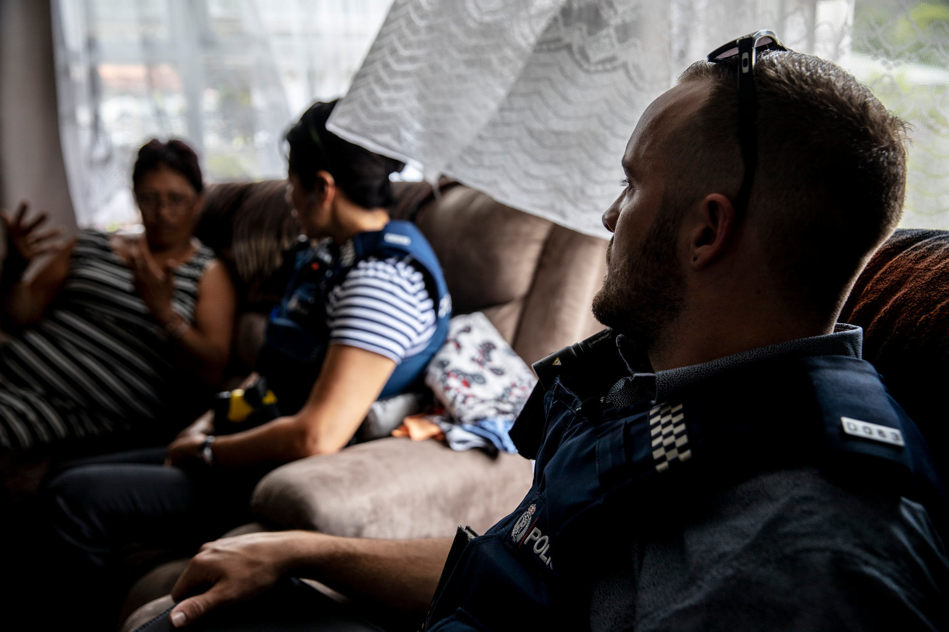 Former meth dealer and recovering addict Linda, left, talks with members of police meth harm team during a home visit. Photo / Mike Scott