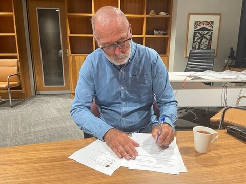 Mayor Wayne Brown signs the declaration for a state of emergency in Auckland.