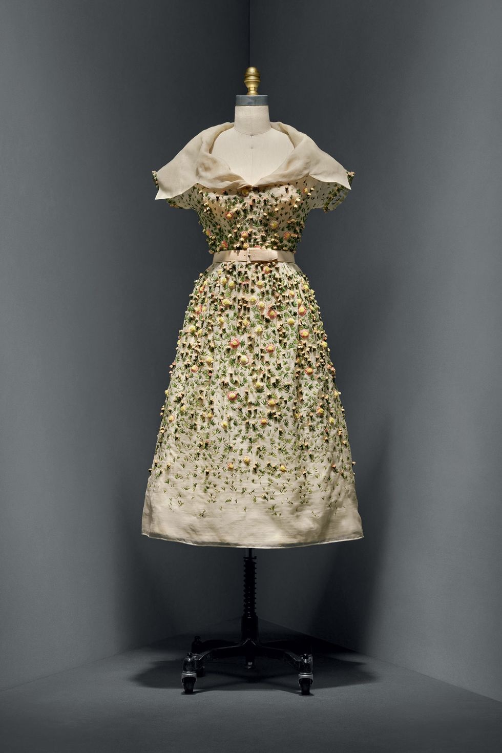 Christian Dior for House of Dior, ‘Vilmiron’ ensemble, spring/summer 1952; Gift of Mrs. Byron C. Foy, 1953. Photo / Metropolitan Museum of Art, BFA.com, Hippolyte Petit
