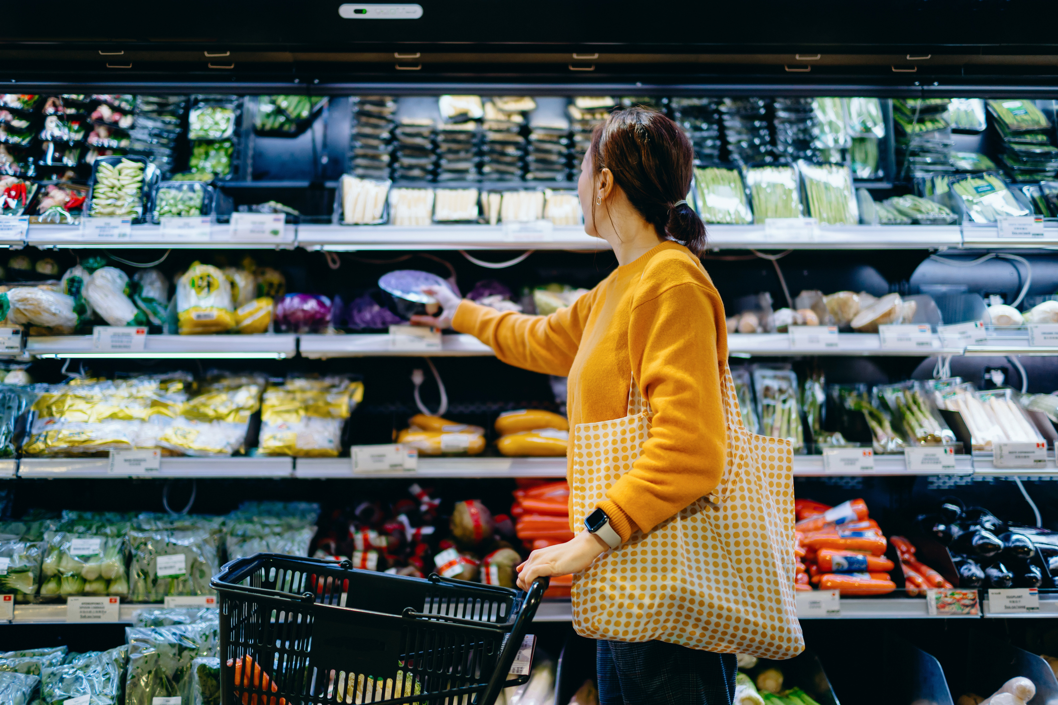 Kiwi shoppers are noticing significant price drops in fresh, seasonal produce on supermarket shelves compared with this time last year. Photo / Getty Images.