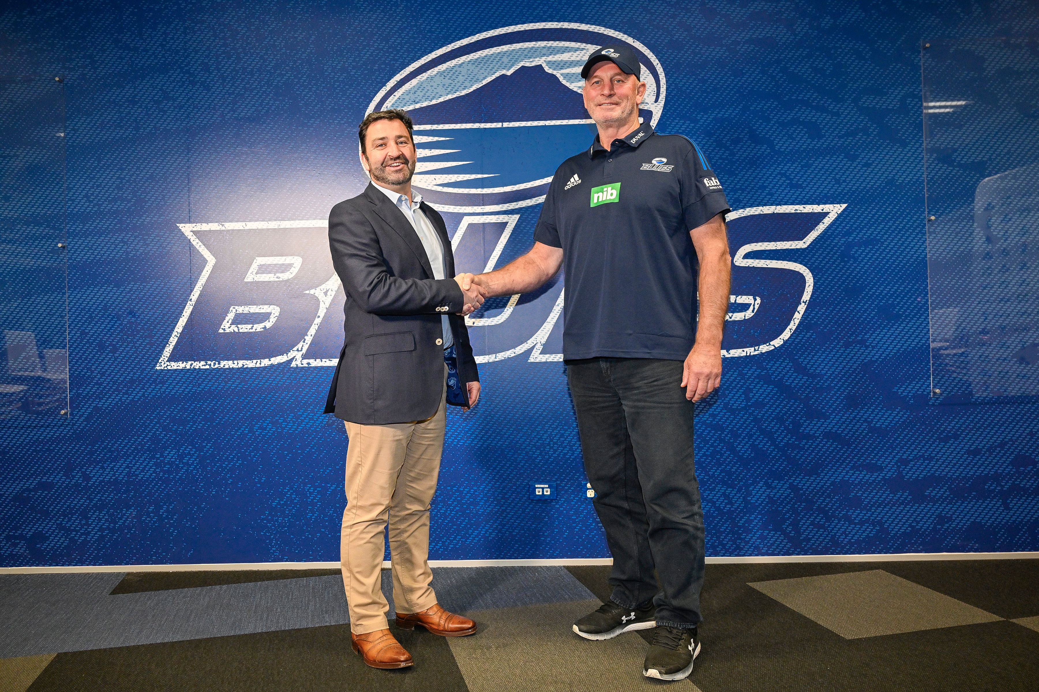 Blues chief executive Andrew Hore shakes hands with the then newly announced head coach, Vern Cotter. Photo / Photosport