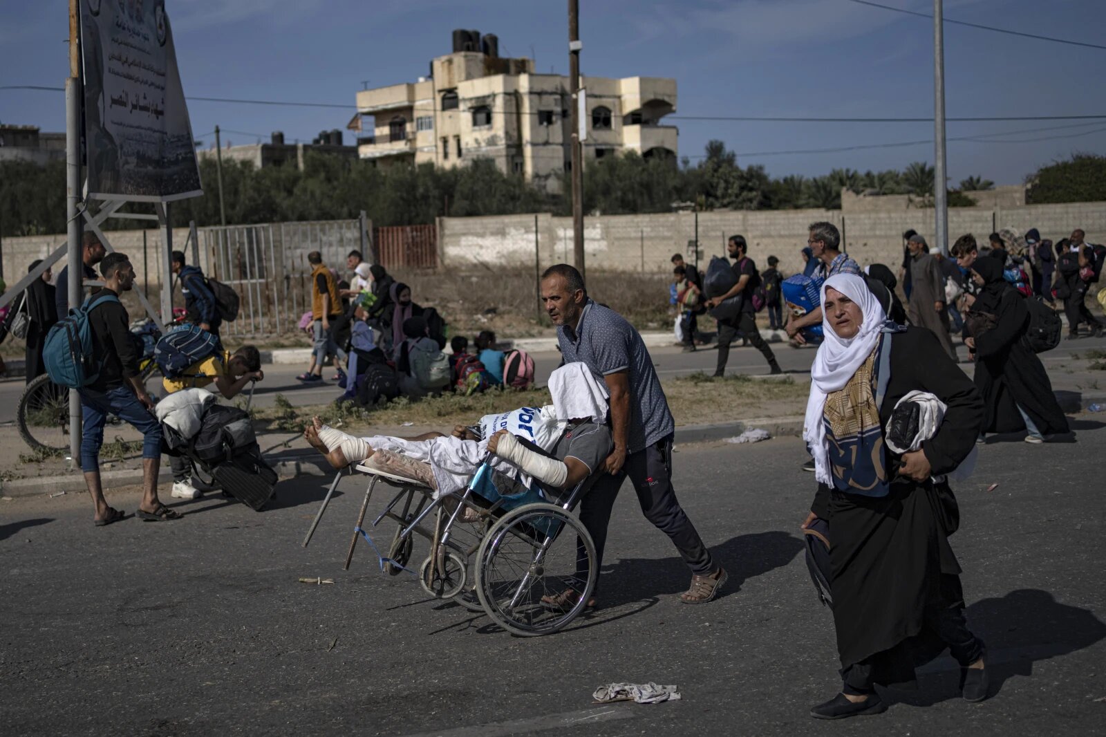 Palestinians in Burej fleeing to the southern Gaza Strip. Photo / AP