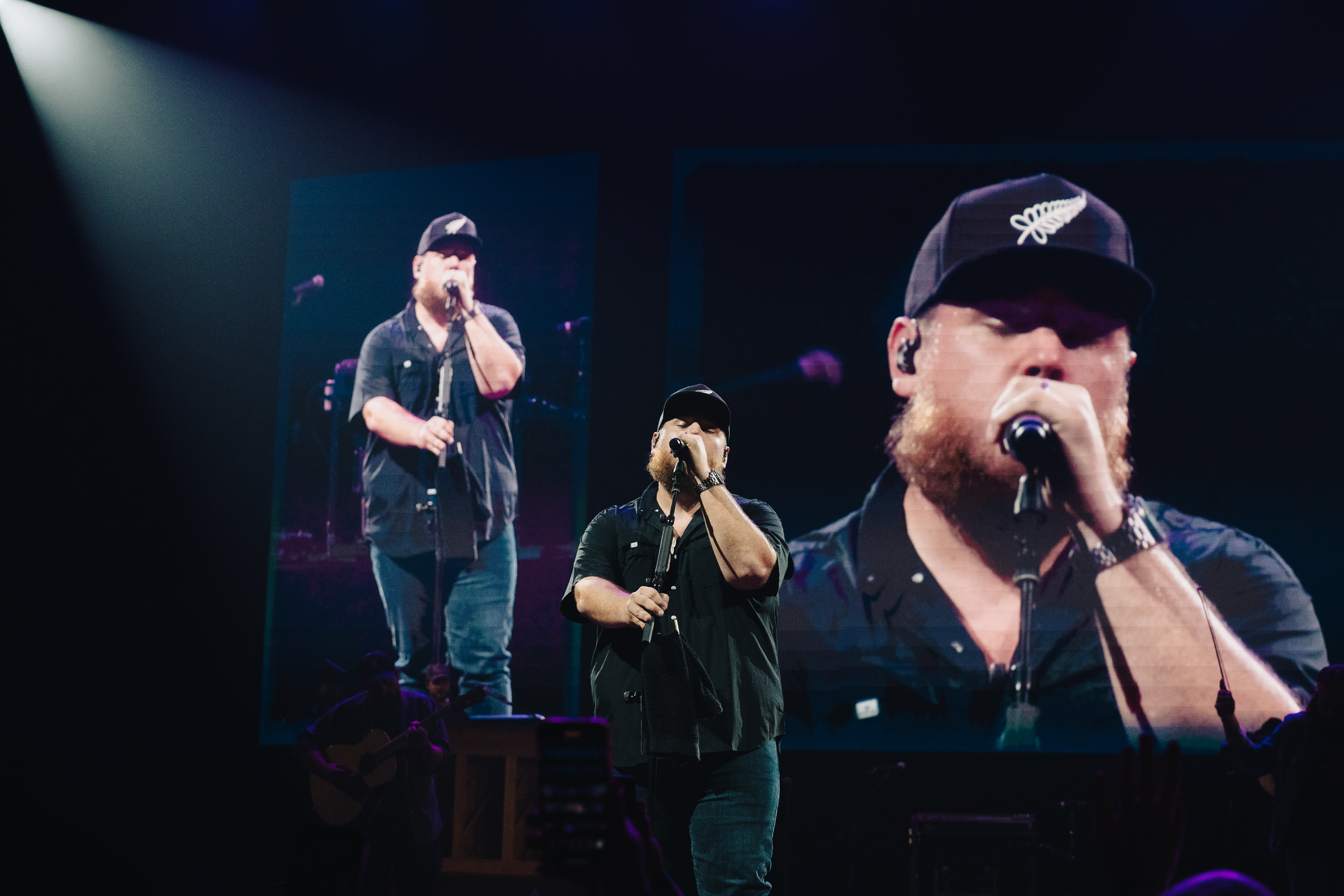 Country star Luke Combs wore a cap with a silver fern logo on display. Photo / Oli Spencer