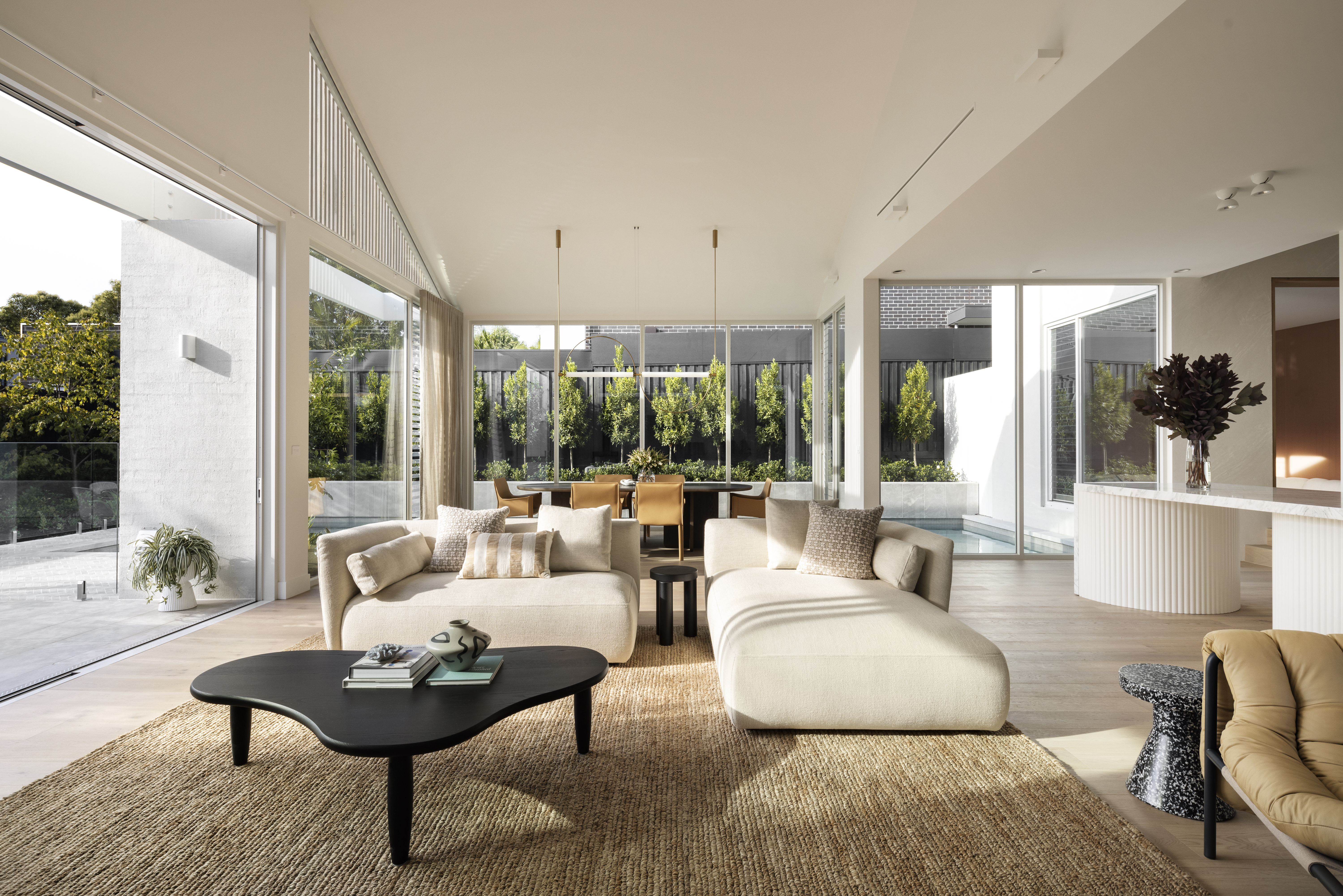Nodi’s Looped Jute Natural Rug features in this contemporary Melbourne home, a collaboration between Mazzei and Webster Architecture.