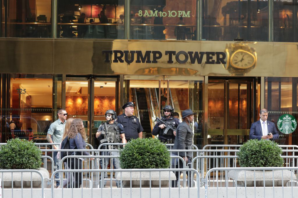 Security guards with heavy weapons, including machine guns, stand outside Trump Tower. Photo / Getty Images