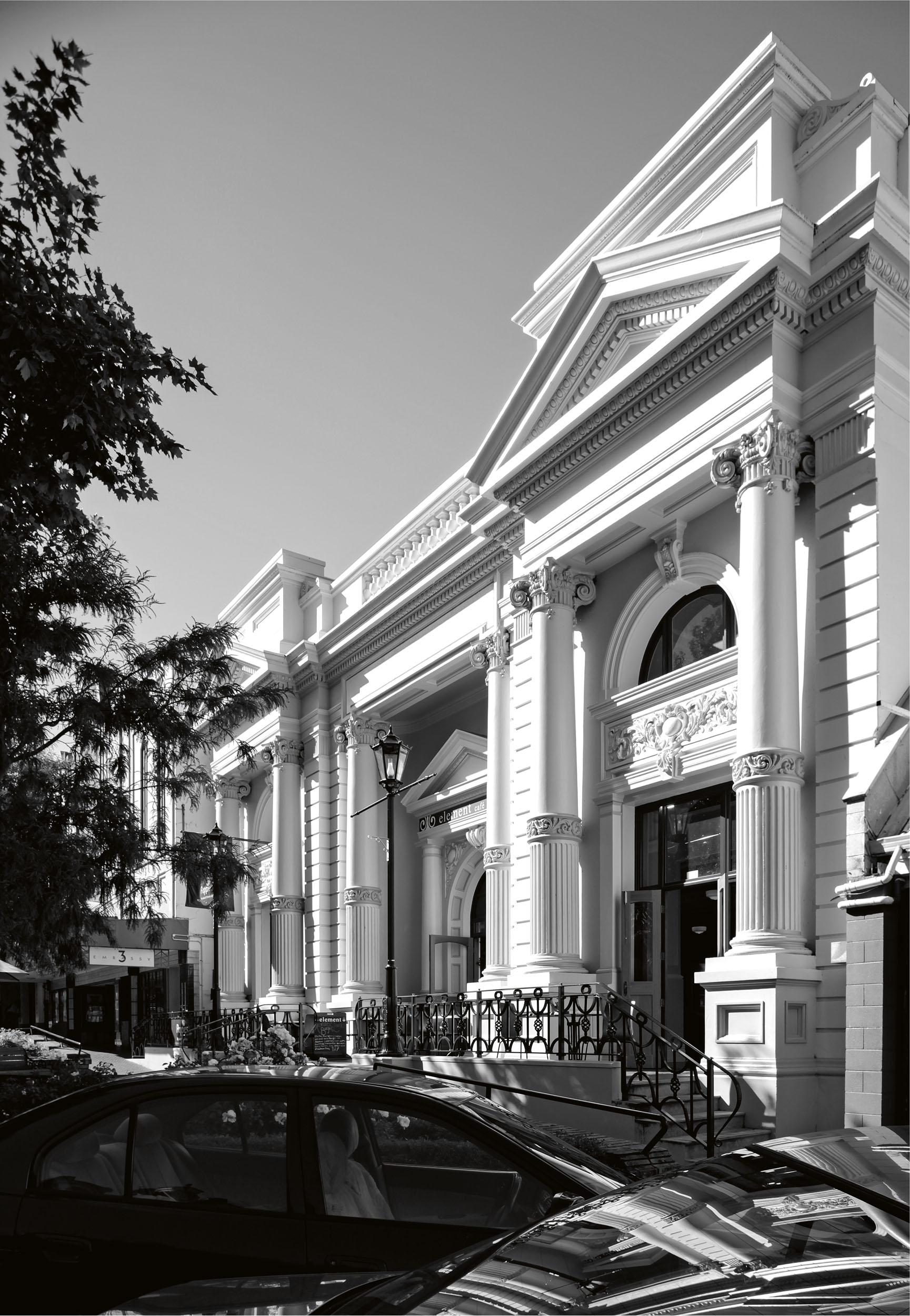 Whanganui regards heritage buildings such as the former BNZ building, right, as good for tourism. The building was earthquake-strengthened in 2007 and is heritage listed. Photo / Richard Wotton