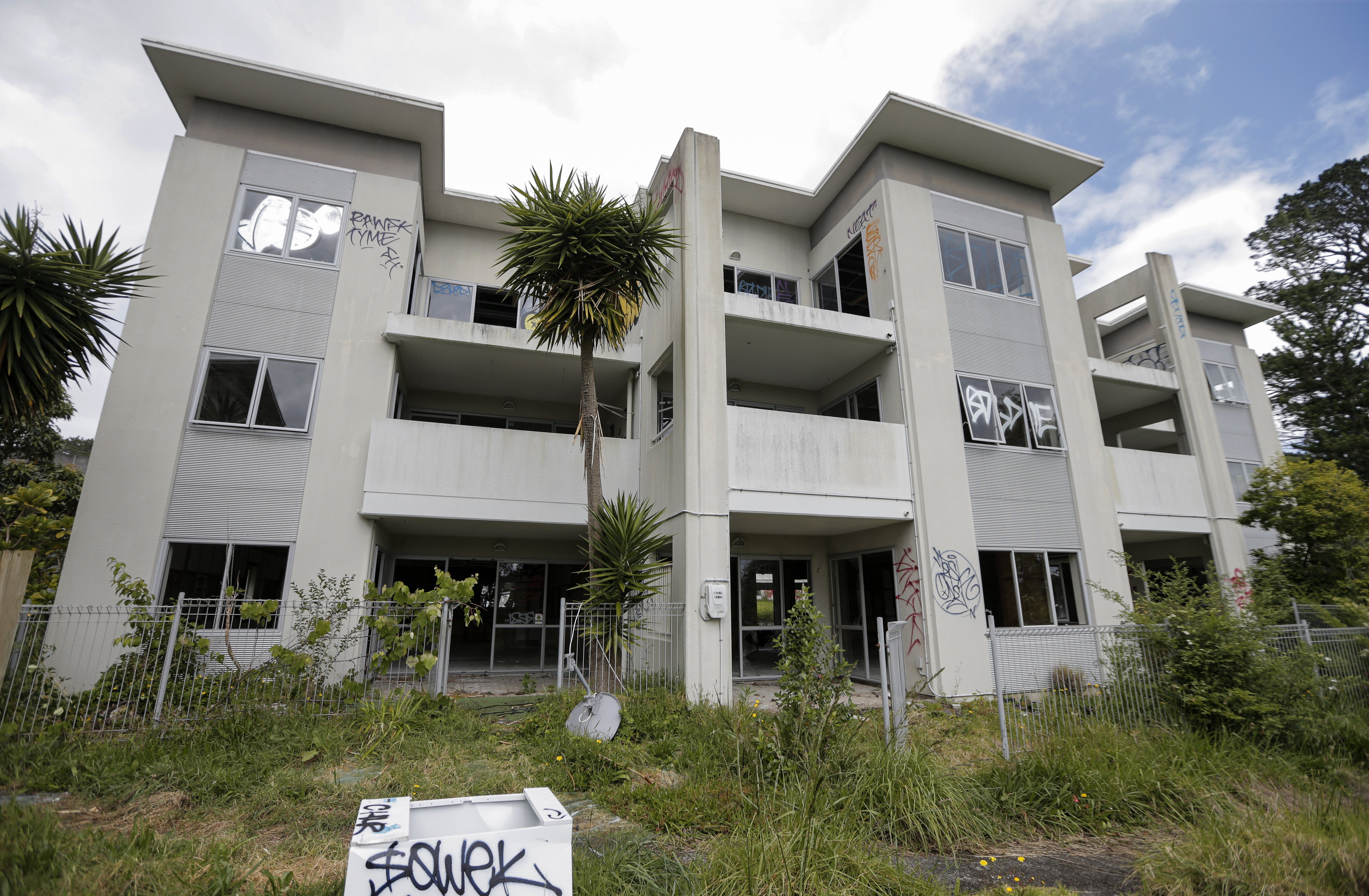 The rear of the abandoned Kāinga Ora housing block has gaps in the fencing. Photo / Alex Burton